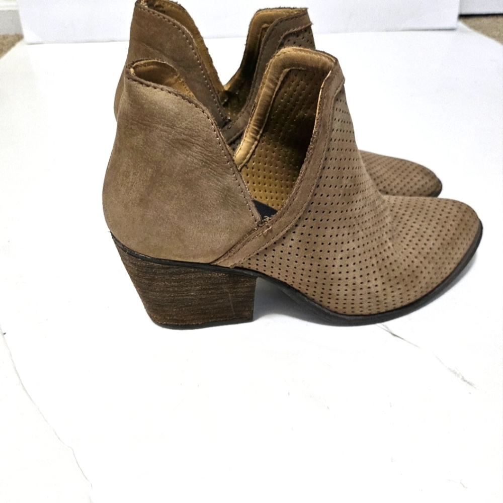 Steve Madden "Amerisa" Slip On Perforated Suede Ankle Boots Women Size 8M